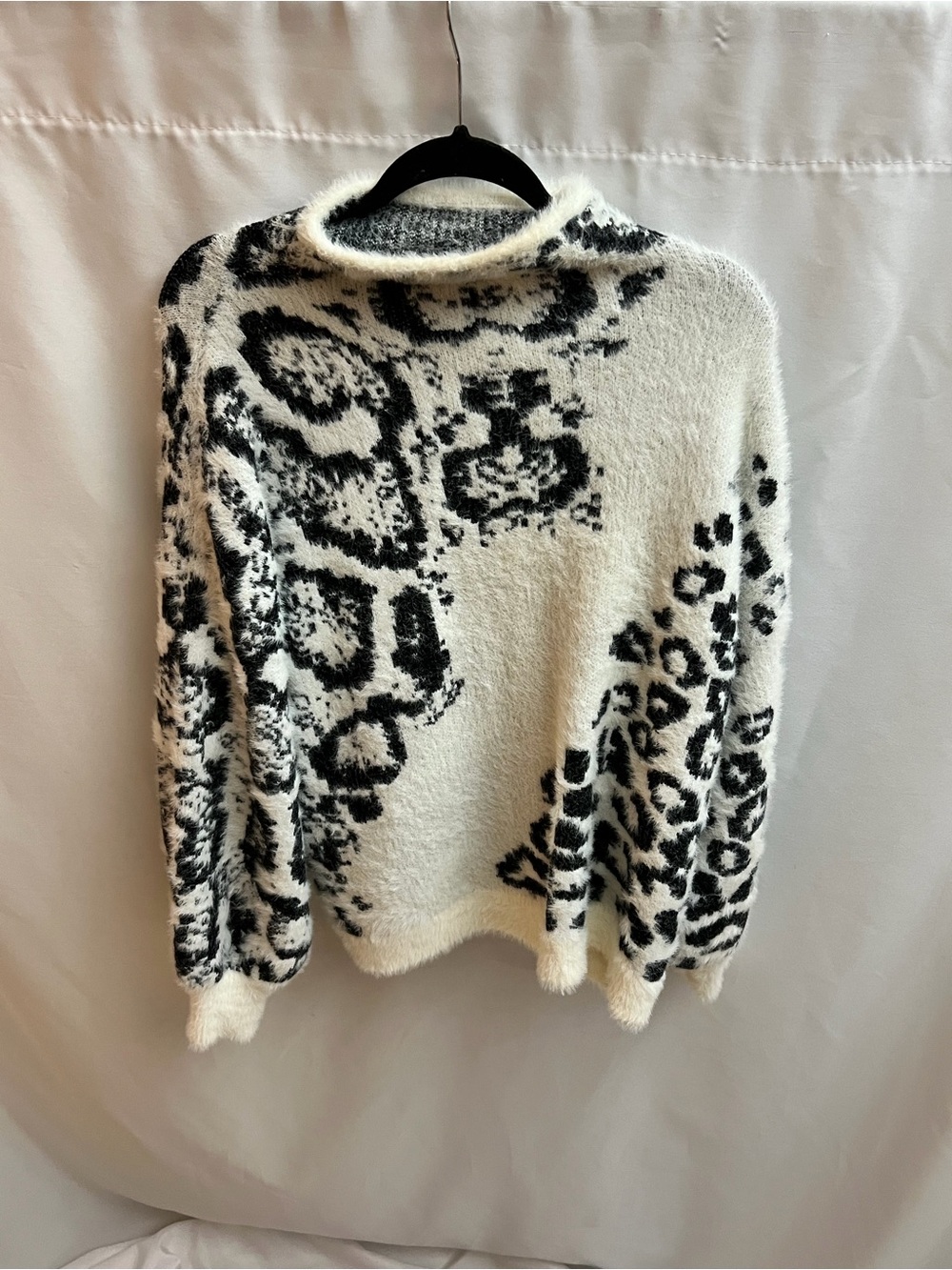 Vince Camuto XL Fuzzy Animal Print Eyelash Sweater Ivory Black Pullover Top